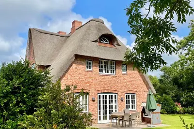 Image de Haus Carstensen SĂĽd - thatched-roof house for 8 people with sauna, garden, parking space,