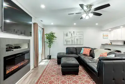 Image de Modern 2br Townhome, Near Beach + 30-Day Deals