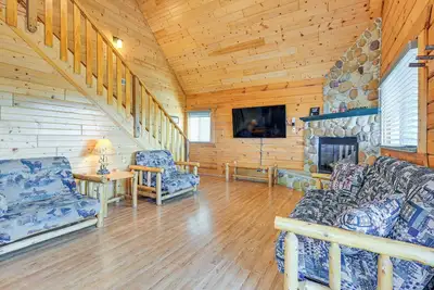 Image de Resort Cabin w/ Lake Access in Central Warrens!