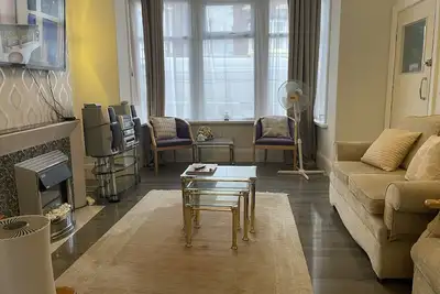 Image de Renovated 4-Bed Home - Sleeps 9 - Parking - Spa
