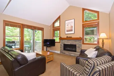 Image de Upper Benchlands :Great townhouse, corner unit in quiet Treeline. Ski in/ ski out shuttle steps away