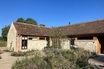 Image de Lynchets - a semi-detached converted barn that sleeps 4 guests in 2 bedrooms