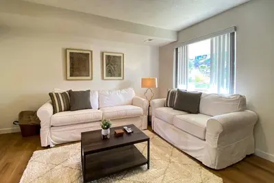 Image de Two Bedroom Lake View Condo 902 #4 with lake views!