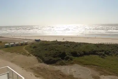 Image de Grand T3 vue mer avec balcon et parking, accès direct plage