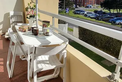 Image de Appartement 50m² avec Balcon, Parking Privé et Wifi à Deux Pas de la Plage
