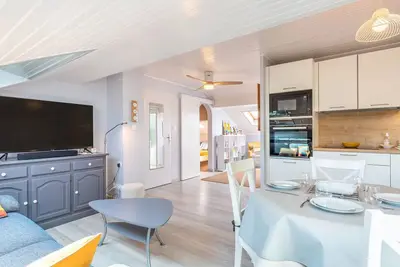 Image de Appartement Rénové proche Plage avec Parking & Wifi