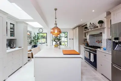 Image de Curiouser and Curiouser, by Veeve