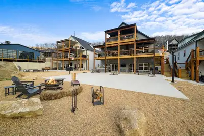 Image de Private Basketball Court/Hot Tub-Community Pools