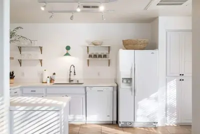 Image de 1. 5 miles to Westworld sleeps 6