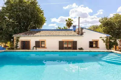 Image de Maison de vacances Finca Can Lluc avec vue sur les montagnes, piscine et Wi-Fi.
