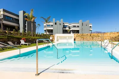 Image de Le Golden Oasis Penthouse avec vue sur la mer, piscine partagée, sauna partagé et Wi-Fi.