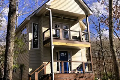 Image de New Home! Feels like a Treehouse! Close to Square, Ung, Weddings, & Wine.