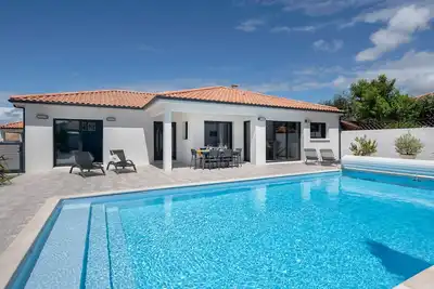 Image de Maison moderne avec piscine pour 6