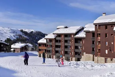 Image de 50m du centre station, 1er étage, balcon, télévision, casier à ski, 28m², La Plagne