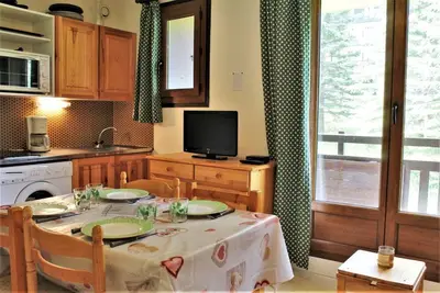Image de 100m du centre station, 1er étage, balcon, casier à ski, 30m², Risoul