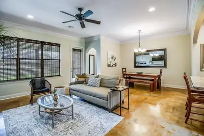 Image de Pet friendly, king bed, jacuzzi tub, separate shower