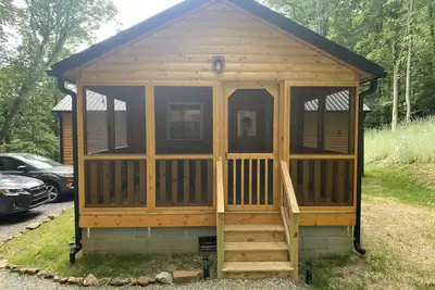 Image de Winding road cabin screen front porch uncovered back porch
