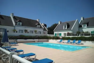 Image de Maison calme et ensoleillée dans résidence avec piscine