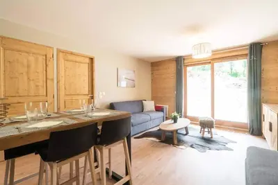 Image de 380m des commerces, 1er étage, vue forêt, terrasse, parking, télévision, casier à ski, 40m²