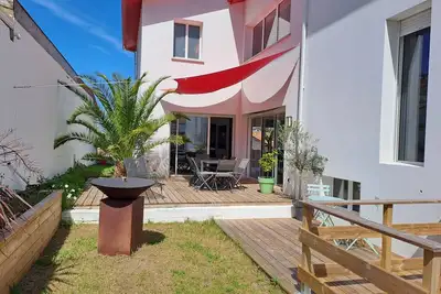 Image de Maison moderne, près des plages et de la forêt.