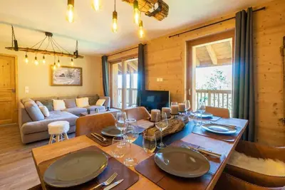 Image de 380m des commerces, 4ème étage, vue vallée, balcon, parking, télévision, casier à ski, 85m²