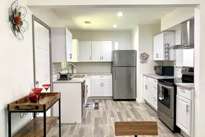 Image de Spacious Home - 3bd/2ba on a Hill near Dwntwn Atl  with Free Parking+in-unit W/D