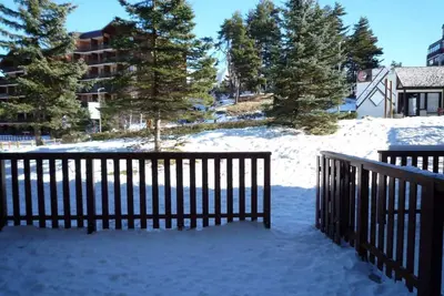 Image de 80m du centre station, Rez-de-chaussée, vue pistes de ski, terrasse, télévision, casier à ski, 40m²