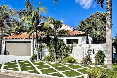 Image de 2 minute walk to Del Mar Beach!