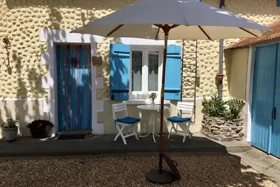 Image de Lime Tree Gite-Double-Confort-Salle de bain privée séparée-Vue sur la cour