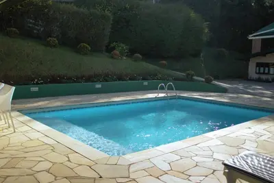 Image de Casa Charmosa com Lareira e Espaço de Lazer