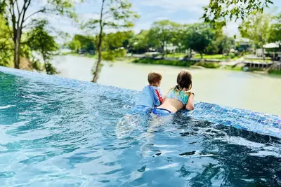 Image de New! Lakefront luxury - pool, hot tub, game room, pets, sleeps 30!