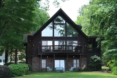 Image de Rustic Log Cabin with amazing view of Lake Gaston!