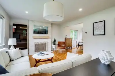 Image de Cozy Modern Single Family 5 Bedroom Home