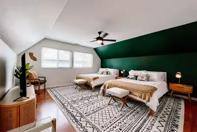Image de Spacious Family Home - Beach, Disneyland, Airport In Mins!