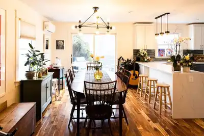 Image de Five Bedroom Family Home in Larchmont - Guest Suite and Large Yard
