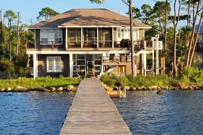 Image de Bayfront, Pool, Pier, 2 Hot Tubs! , Sandy Beach, Private, steps from beachfront