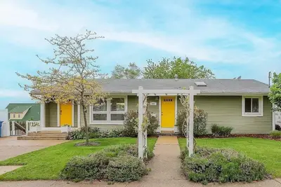 Image de Cutest home, close to boardwalk, downtown, restaurants, and beach