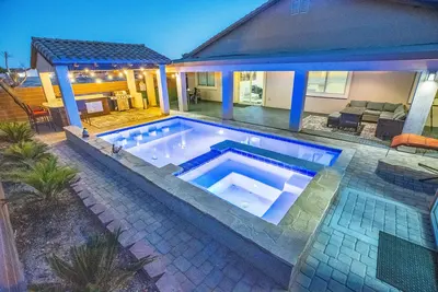Image de 2700 Sq Ft House W/25Foot Heatable New! Pool/Spa