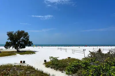 Image de Tropical Green Cottage – Siesta Key, Just Cross the Street! Unit B