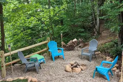 Image de Cozy cottage with hot tub. Relax and enjoy family time and nature.