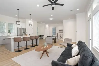 Image de ★Luxe Rooftop w/ Fire Pit ★ Modern 4-Room  6 Beds ★