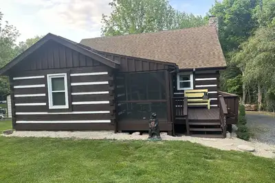 Image de Shenandoah river front cabin, hot tub, fireplace, cabin, screened in porches.
