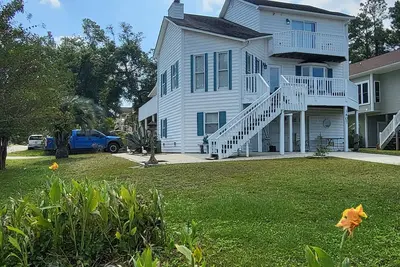 Image de 1. 6m to beach access. Across the street from Veterans Park and waterway access