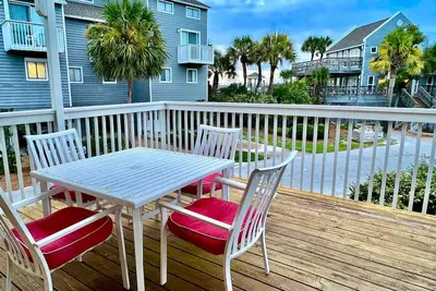 Image de Bright end unit across from pool -steps to beach ramp -beach chairs & cart incl.