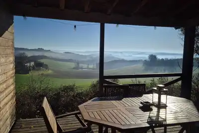 Image de Chalet CACHÉ Dans Un ÉCRIN De Verdure Avec Vues