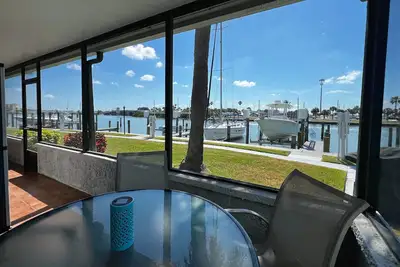 Image de Large Waterfront Porch & Spacious Family Stay- Walkable to Beach + Eats!