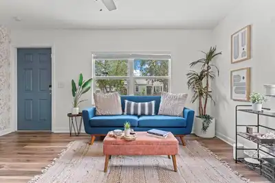 King Bed & Mini Golf, Pet Friendly! Cowboy Pool Close to Beach Airport & Zoo Bbq
