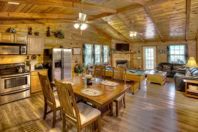 Image de A View From Above | Dog Friendly w\/ Screened in Porch and Hot Tub, Near Helen Ga
