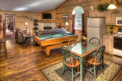 Image de Alpine Escape | 2br Cabin with Screened in Porch, Outdoor Fireplace and Hot Tub