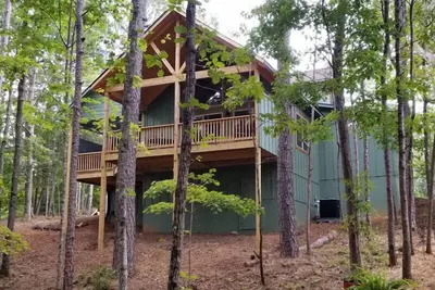 Image de Chalet on the Green | Luxury Innsbruck Home w/ Covered Deck and Hot Tub in Helen